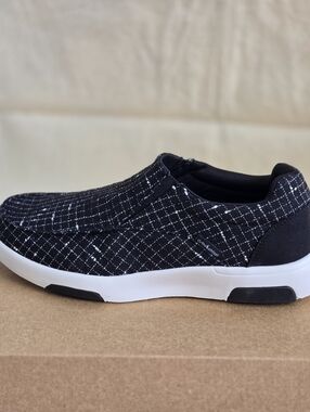 Men's/Womens Slip-On Comfort Sneakers in Black and White